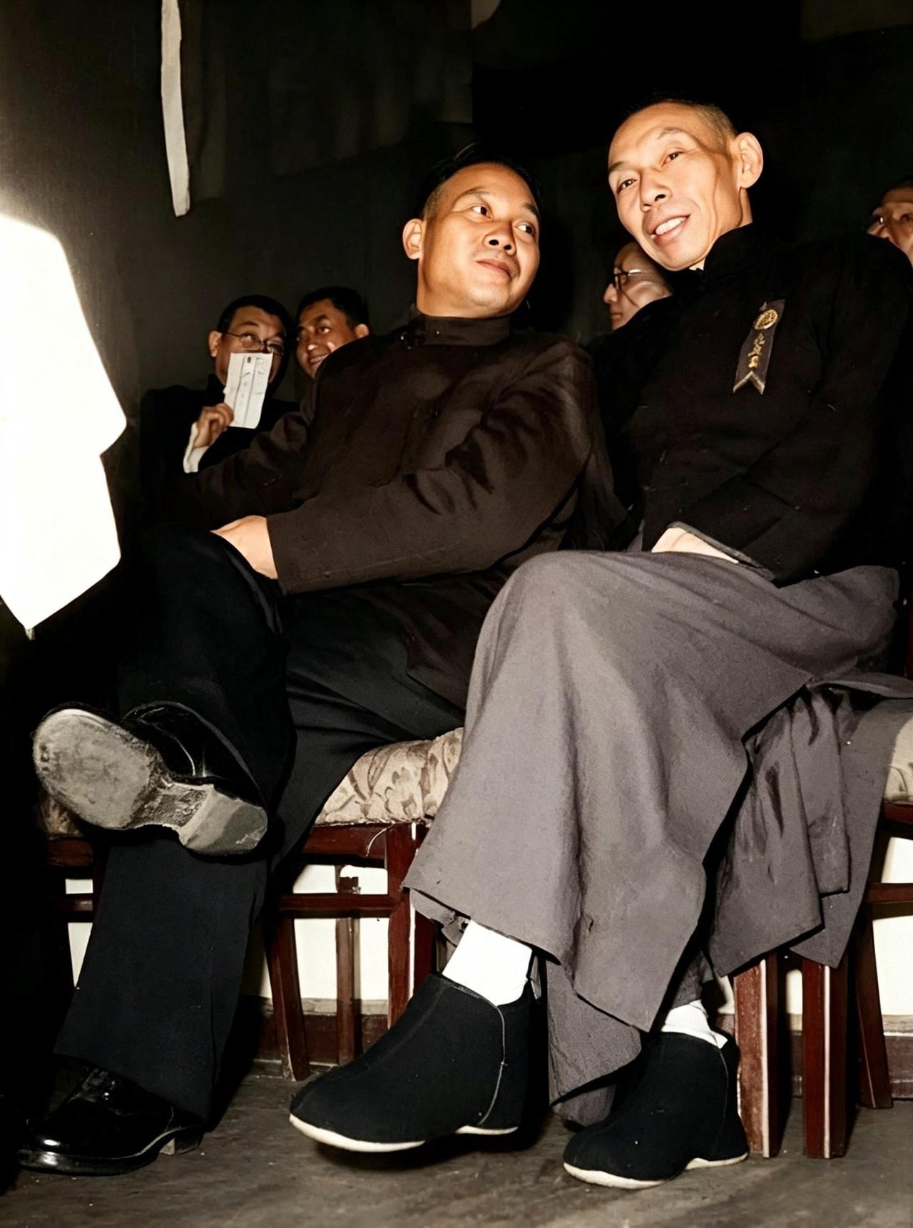 这是会场上汤恩伯与杜月笙坐在一起窃窃私语。两人的交集都发生在上海滩。此时，汤恩伯