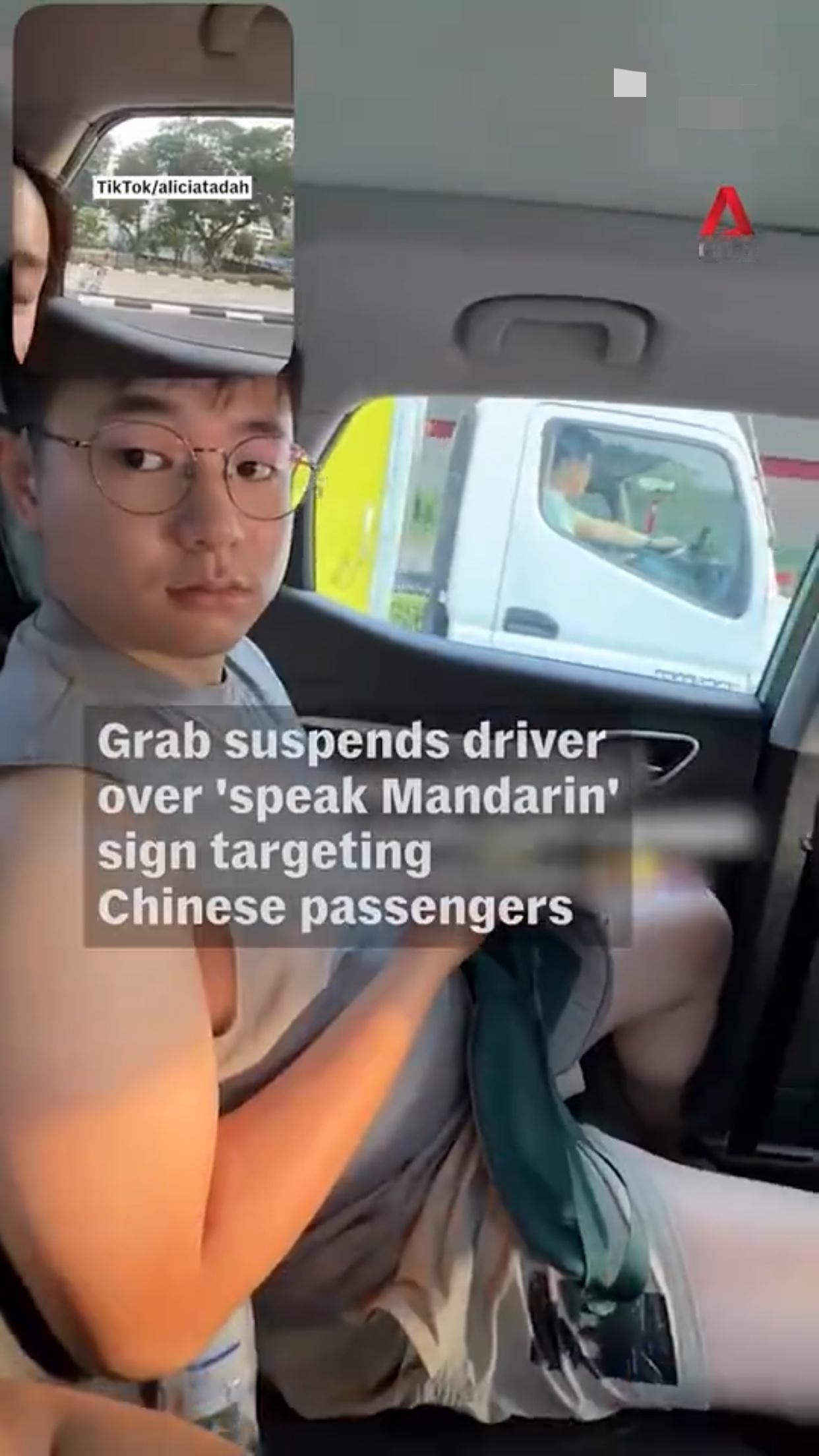 新加坡的一位出租车司机因在其车内挂“华人请讲华语，我不对华人说英语，抱歉！”结