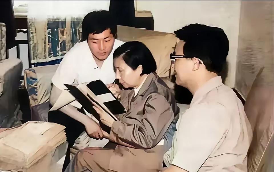 1987年6月30日，张闻天夫人刘英在中央档案馆鉴定长征途中会议记录。她曾是当时