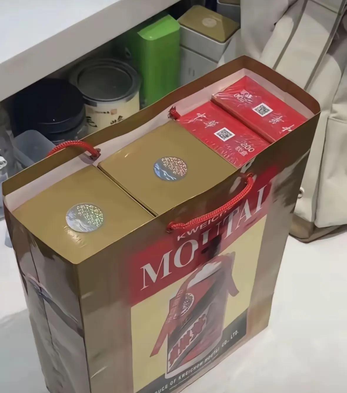 中秋节收到两瓶茅台酒，看到袋子鼓鼓囊囊正好满，本以为装酒的袋子里只有酒，没想到的