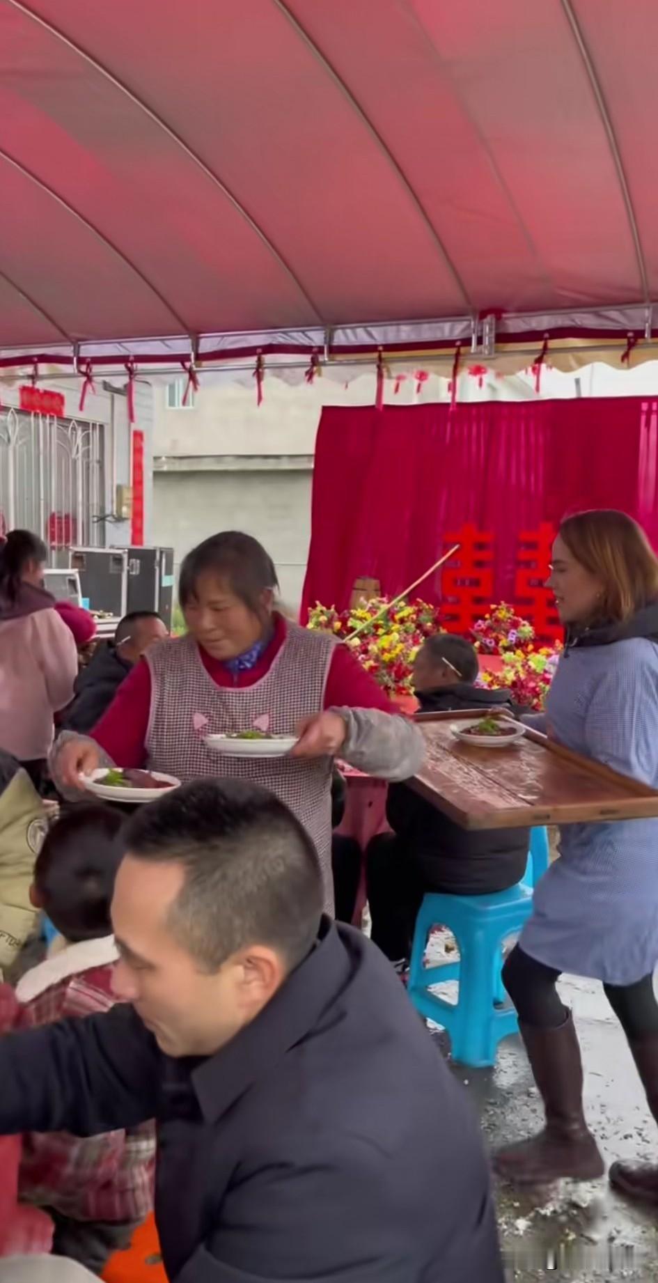 看看，外国媳妇把精髓全部学去了。我们这一个英国媳妇，天天盼着村里头宴席，打听最多