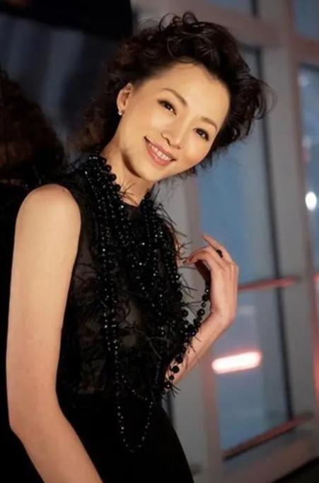 她铁了心要嫁给35岁的百亿富豪密春雷，母亲苦劝。面对家人的集体反对，董卿依然誓要