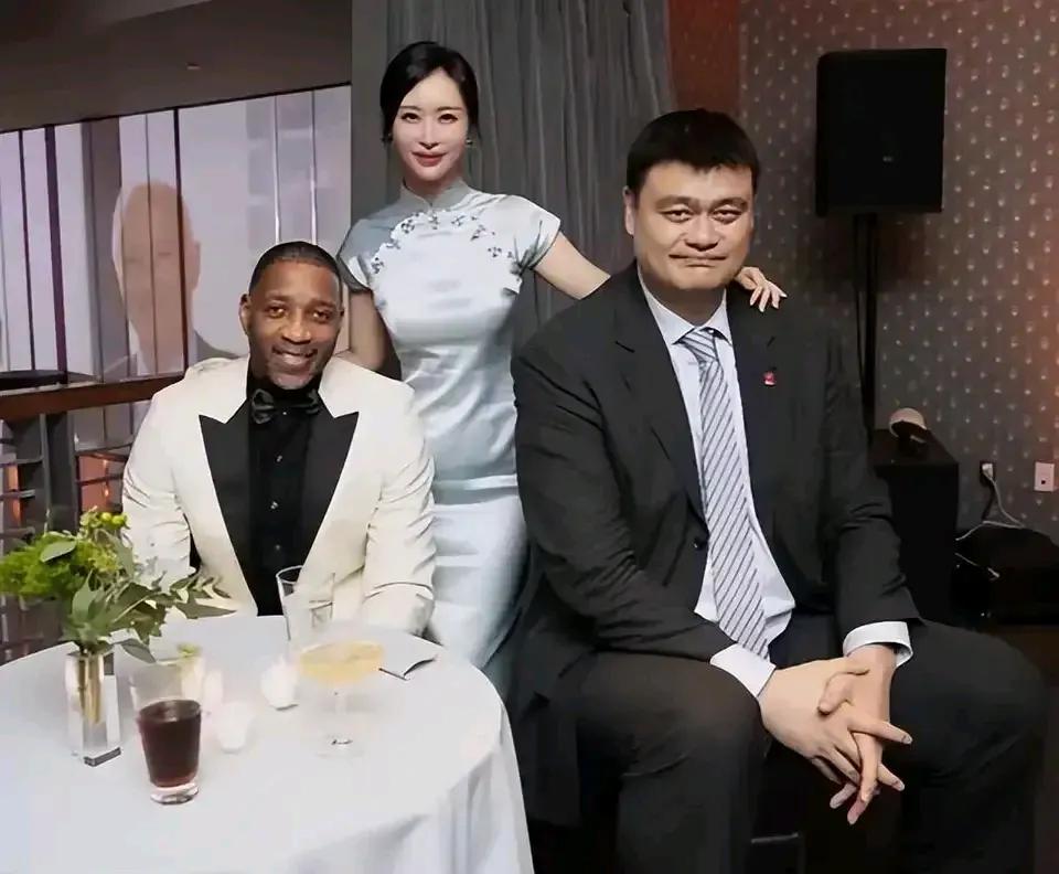 田朴珺在这张照片里身材绝佳哦，身旁男士身材是她最好的陪衬。