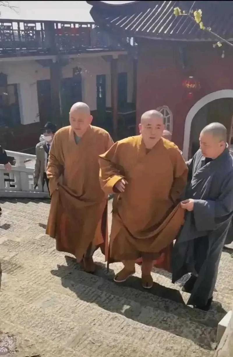 和尚心中就一定会有佛祖吗？我看未必吧。我还来看一下释永信，一个小小的台阶就要