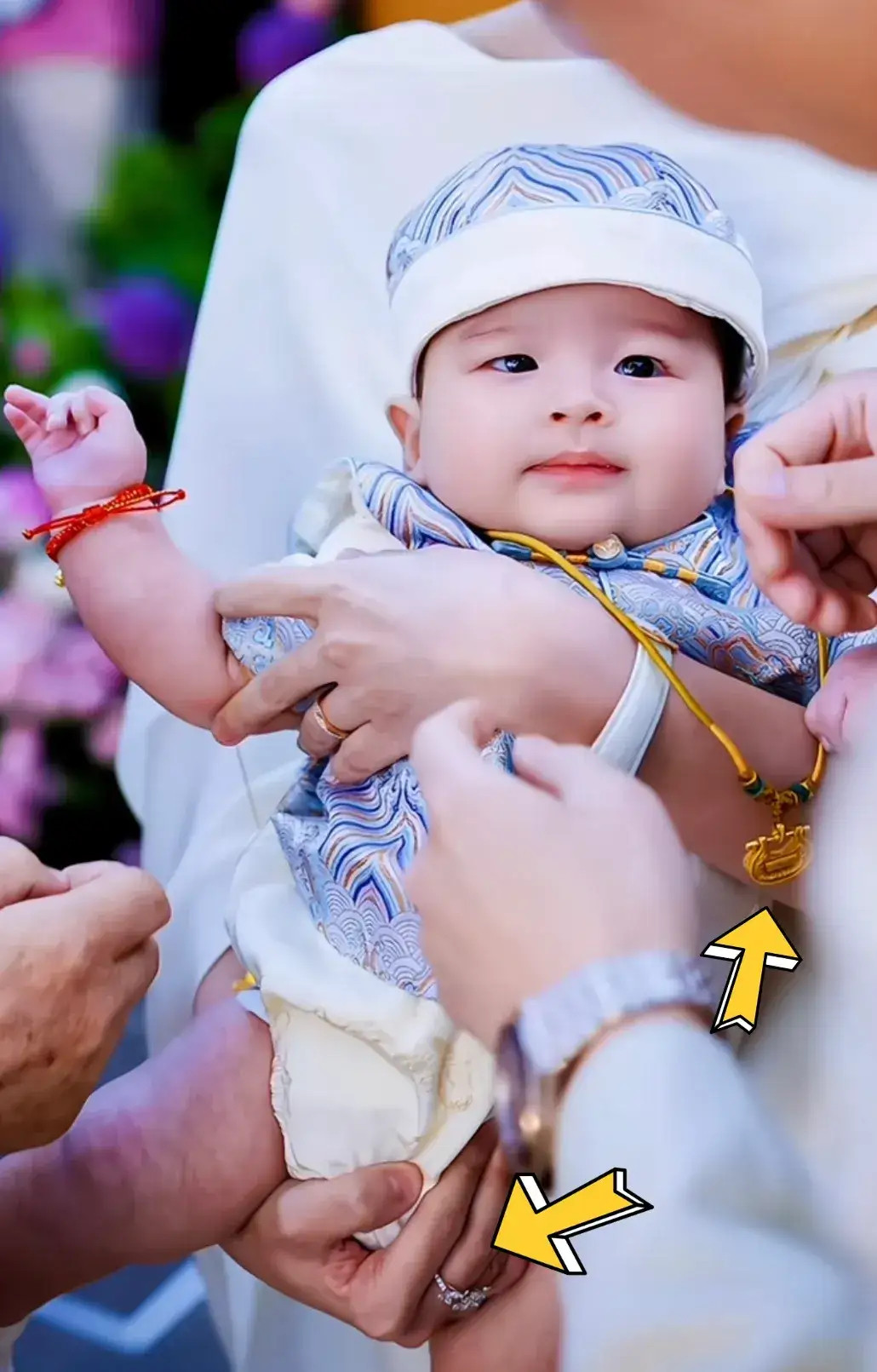 马筱梅给儿子戴金锁，姥姥送的金锁没有奶奶送的大，孩子腿冻紫了