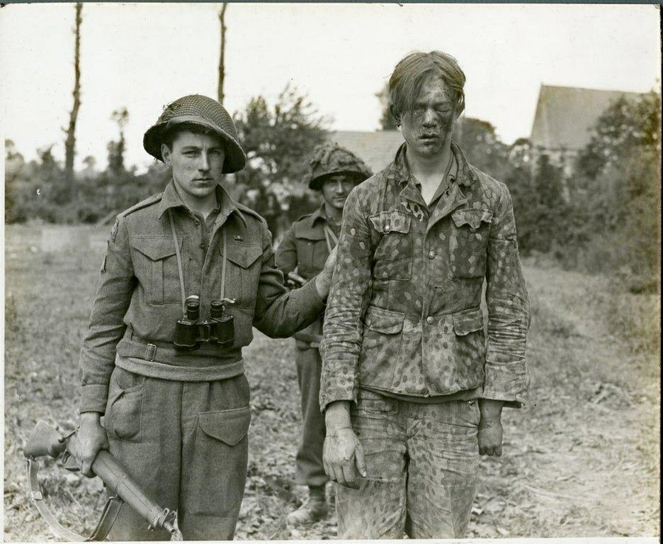 英国伞兵与第12党卫军装甲师“希特勒青年团”被俘军人合影，被俘军人员均穿着豌豆绿