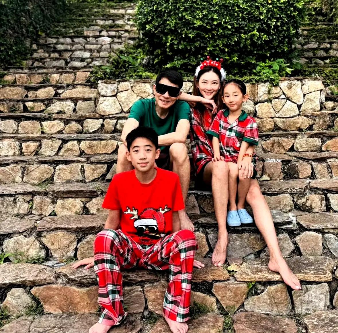 应采儿晒一家四口度假照！2025年12月25日，应采儿在社交平台分享一家四口（