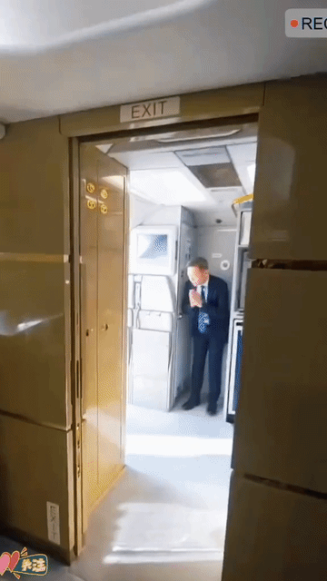 柬埔寨国王西哈莫尼活得真是通透，他酷爱芭蕾舞，平时温而儒雅，当上国王之后，他就“