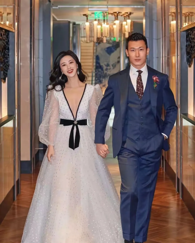 40岁的朱珠携老公女儿海边悠然度假，一袭白色长裙翩然如仙。裙摆随海风轻扬，勾勒曼