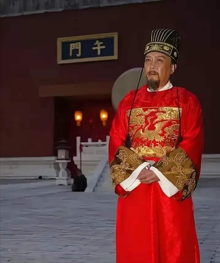 大明万历元年冬，北京城礼部六品主事童立本穿着褪色的官服悬梁自尽。早上他的夫人还在