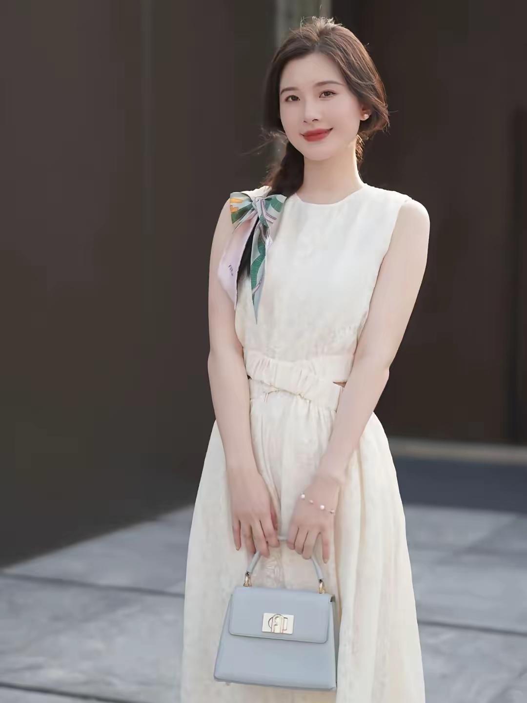 女生如何穿搭看起来时尚更有品味呢白色的无袖套裙，看着非常清新优雅，时尚有品味