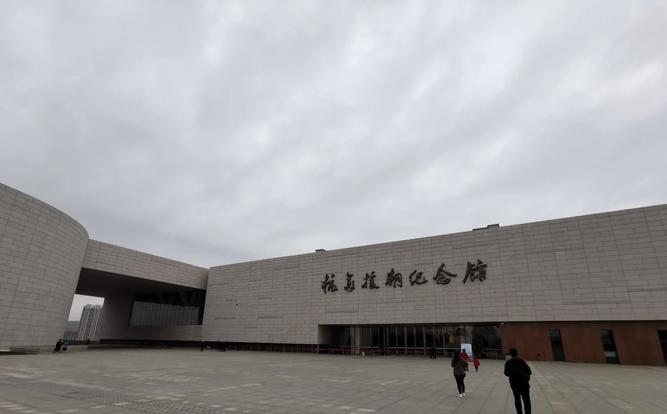 抗美援朝时，杨育才推开白虎团会议室的大门，房间灯火通明，70多个南朝鲜军官正在开