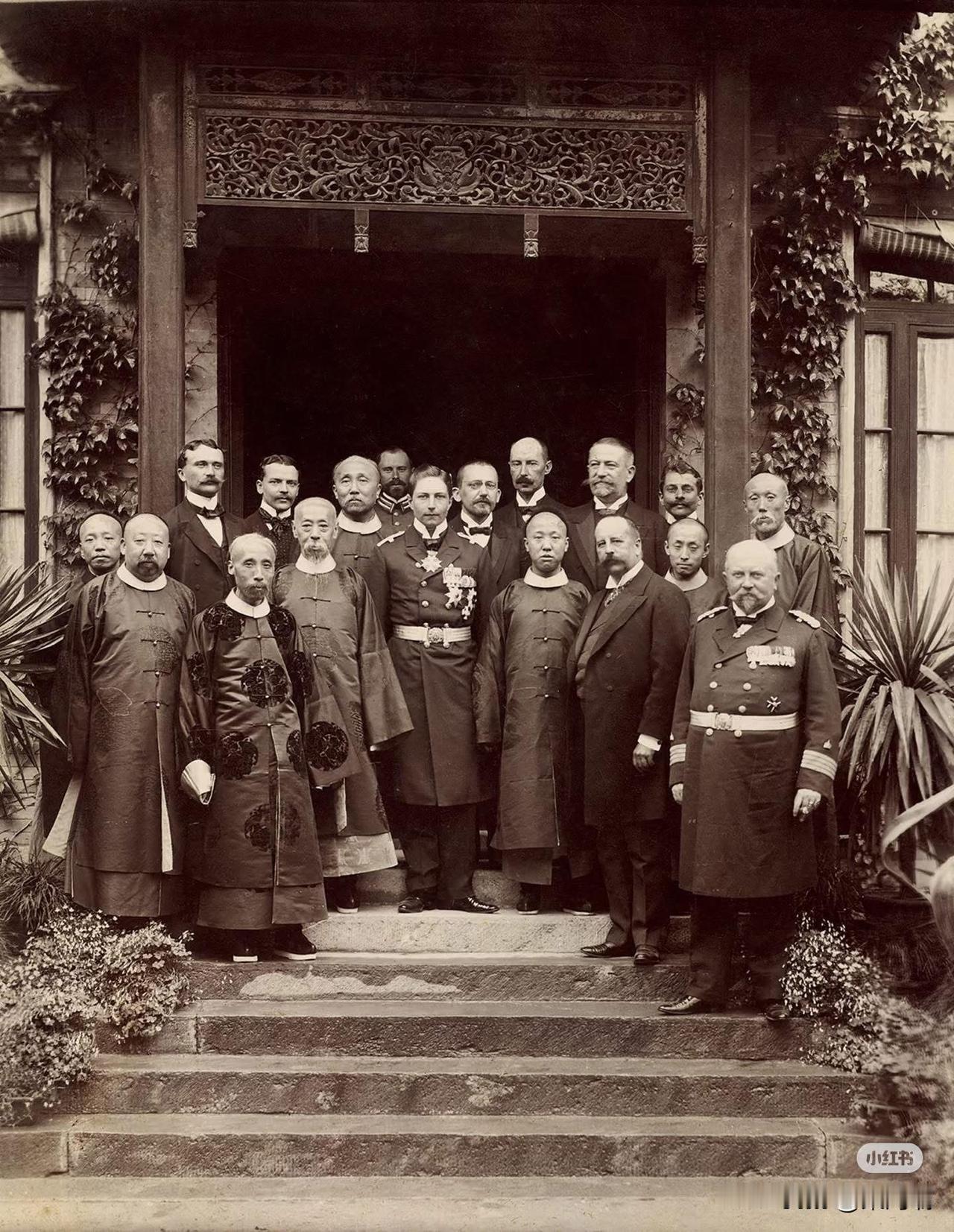 这张照片记录了1904年（光绪三十年四月初一日），在德国驻华使馆（德馆）举行的历