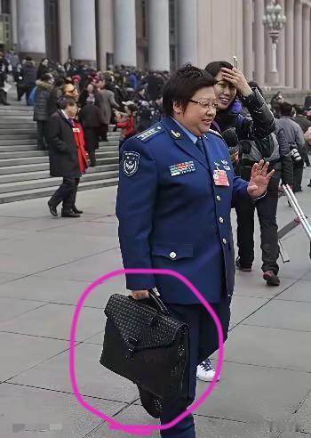 韩红这张照片拍摄于2012年全国两会期间，当时她还任职空军政治部文工团副团长，身