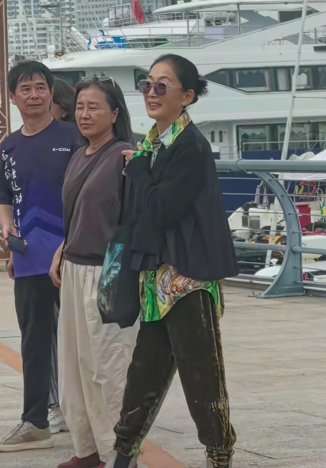 演员巫刚和陈瑾奥帆中心散步被偶遇，看两人很是恩爱……看视频中，陈瑾就是素颜，皮