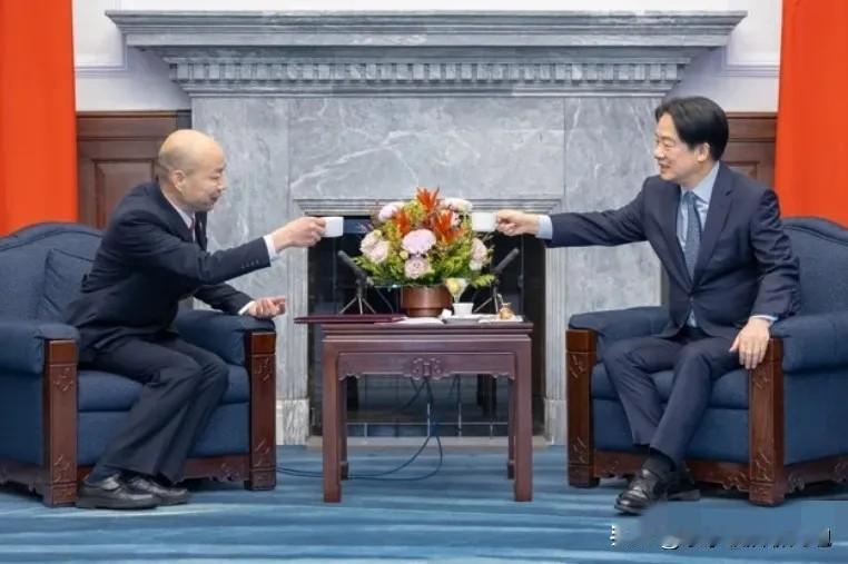 韩国瑜终于还是低头了，明天和赖清德茶叙。想当初他说出了那句警句“自己有病让别人吃