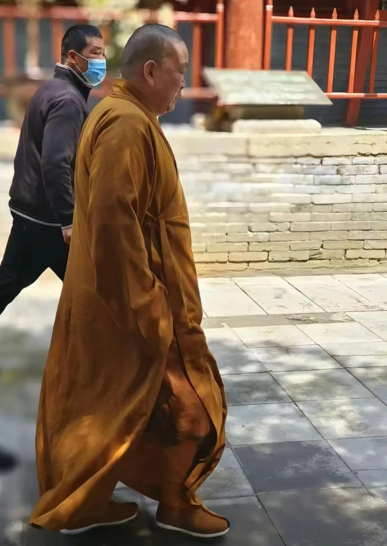 三年前去了嵩山少林寺，有幸遇到了释永信方丈，轻快的步伐一看就是练家，身边的保镖十