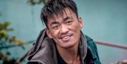 2004年，冯小刚带着王宝强一起宣传《天下无贼》，宴请了很多导演，导演陈德森拉着