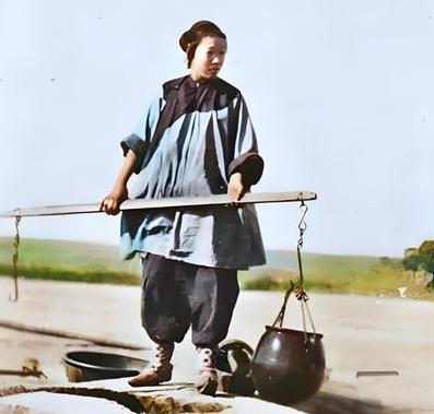 清朝，有个农妇去卖鸡蛋，走到半路被一群土匪糟蹋了，完事了，她见篮子里的鸡蛋还好端