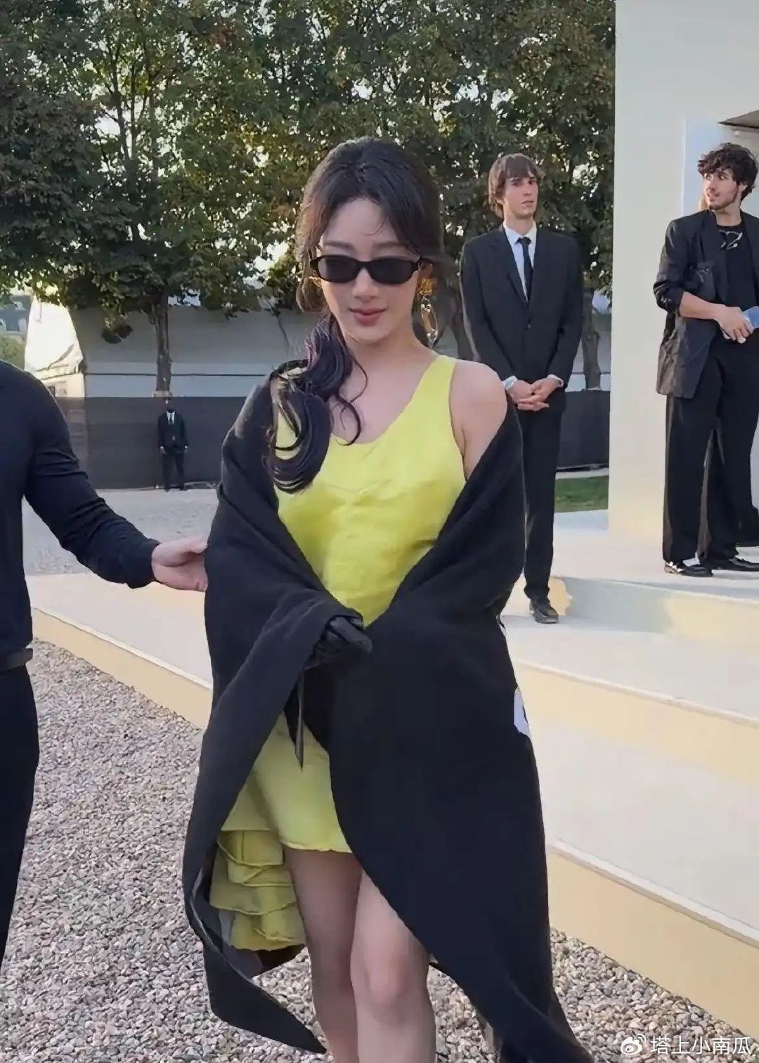 杨紫杨紫离场这段画面看着好暖心🥰踩着高跟鞋走坑洼路面，经纪人大雷全程紧紧扶着，