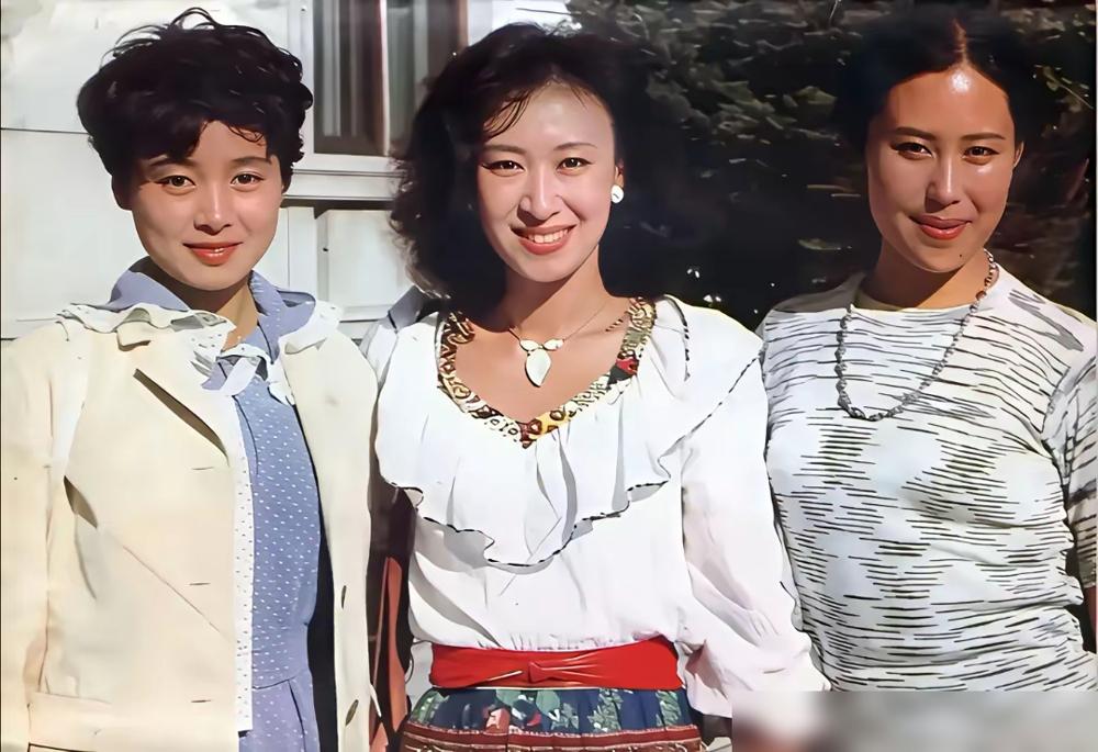 一张老照片。左边，张瑜。右边，斯琴高娃。都是八十年代顶流，一代人的女神