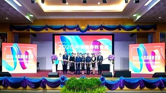 34所中国名校跑到曼谷招生，北大、上交、武大、同济这些名字一摆出来，现场近千名泰
