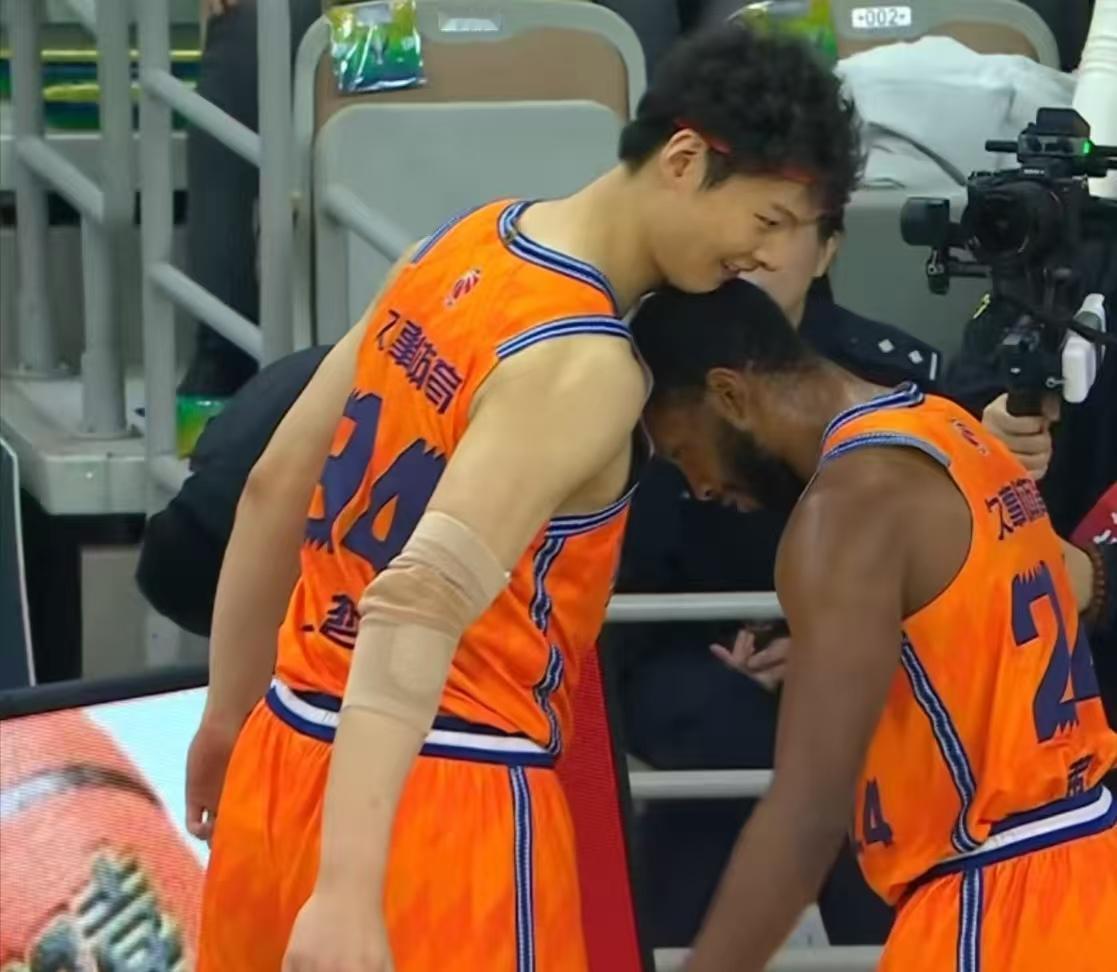 上海男篮112-83击败山东挺进俱乐部杯决赛，球员评分三人满分：1，洛夫顿上场