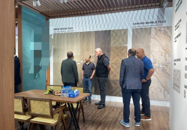 老美参观越战纪念馆！这些美国人是到越南工厂来催货的，也是下订单的甲方。当地越南