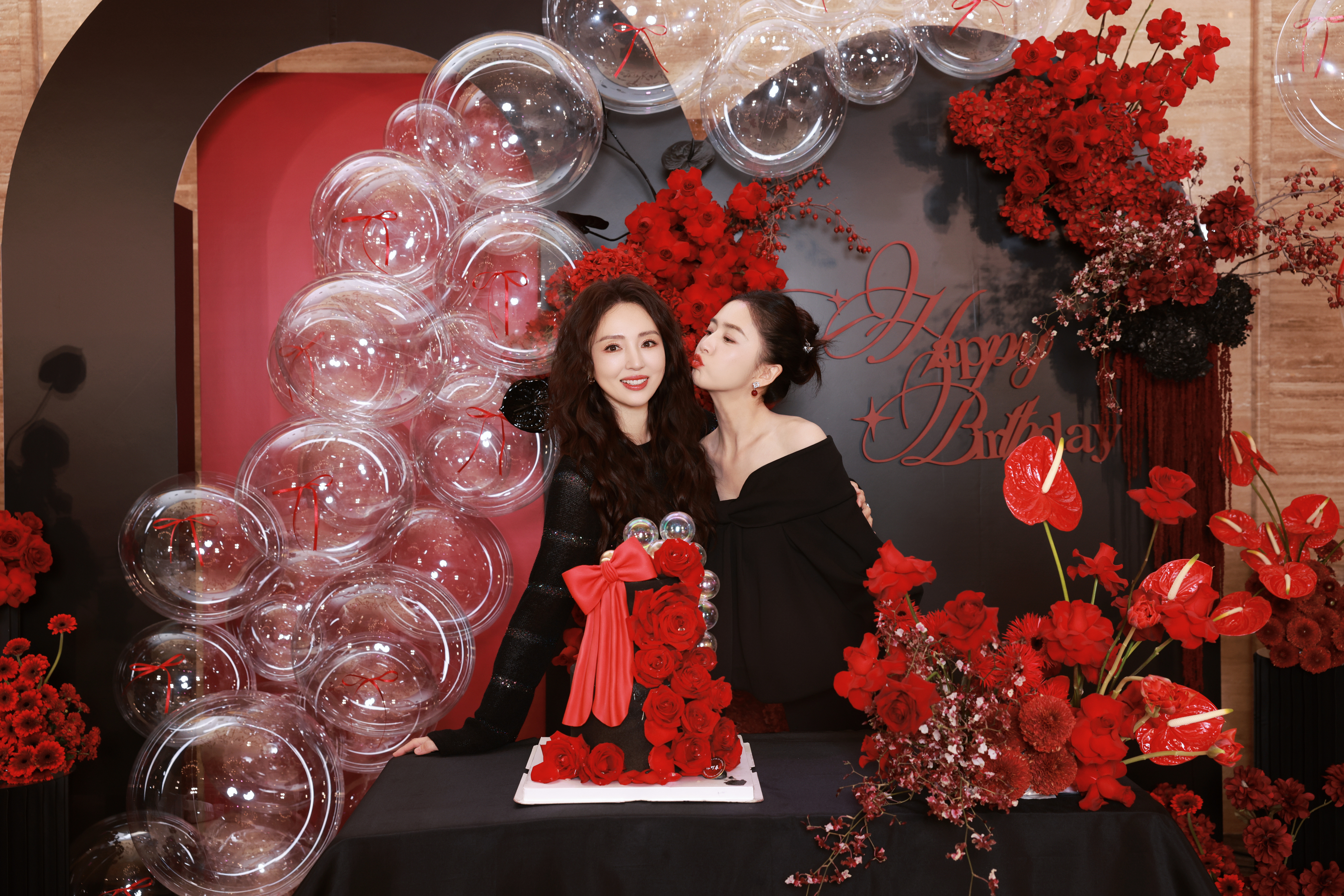 佟丽娅你好佟丽娅一些可爱生日合影图惊喜掉落🥰天上的月，是今夜