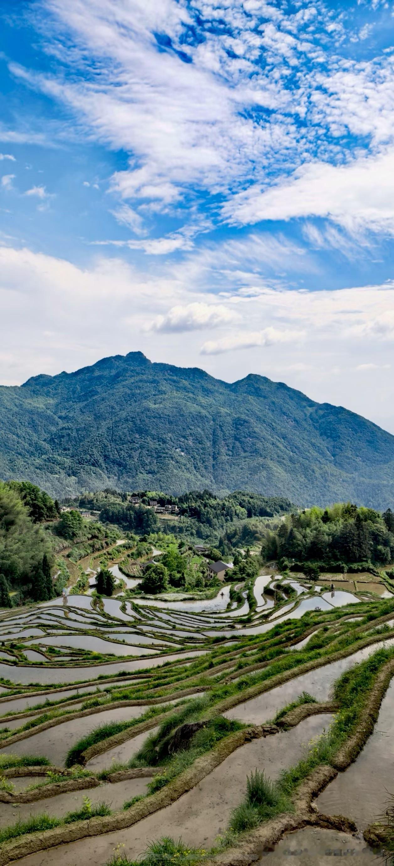 远山如黛，白云如絮，置身于蓝天白云大山之间，感受自然的恬静与清新。结合当地