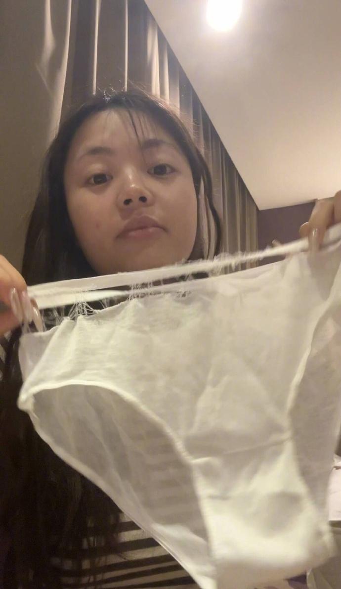 名创优品那个一次性内裤的事，我看了好几遍视频。一个女的穿着长裙走在广州大街上