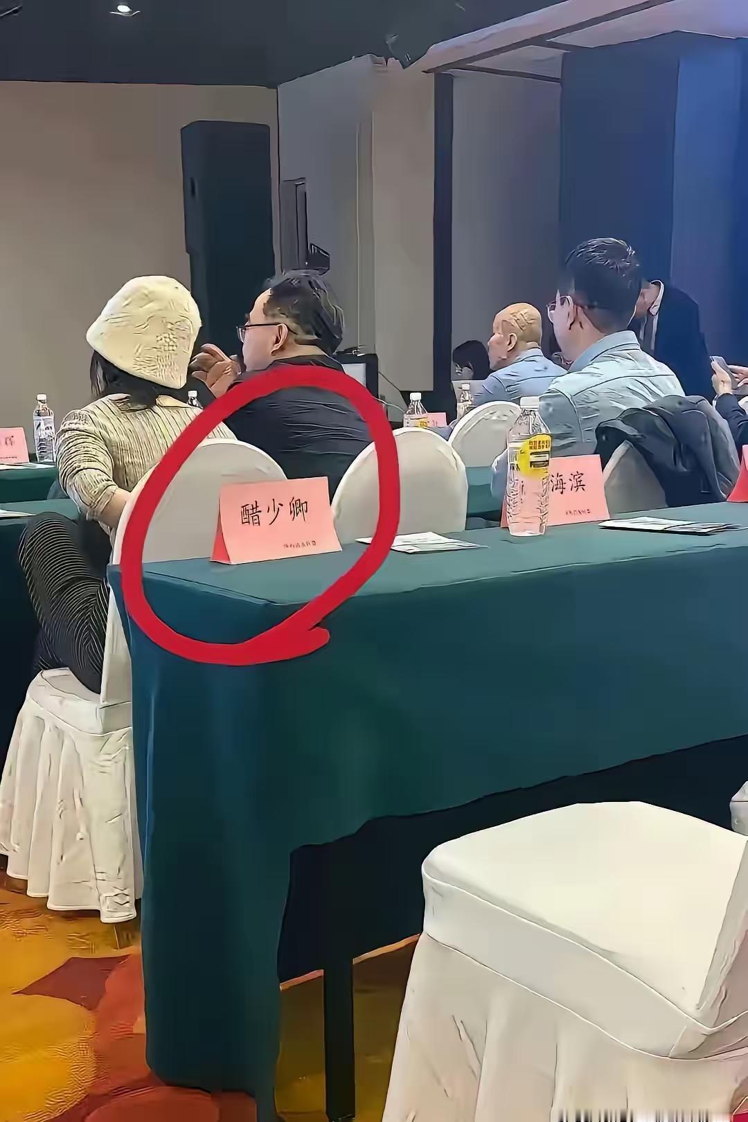 这个姓，全国不到2000人。读音：是姓氏时读cuò，不读调味品的cù。你还