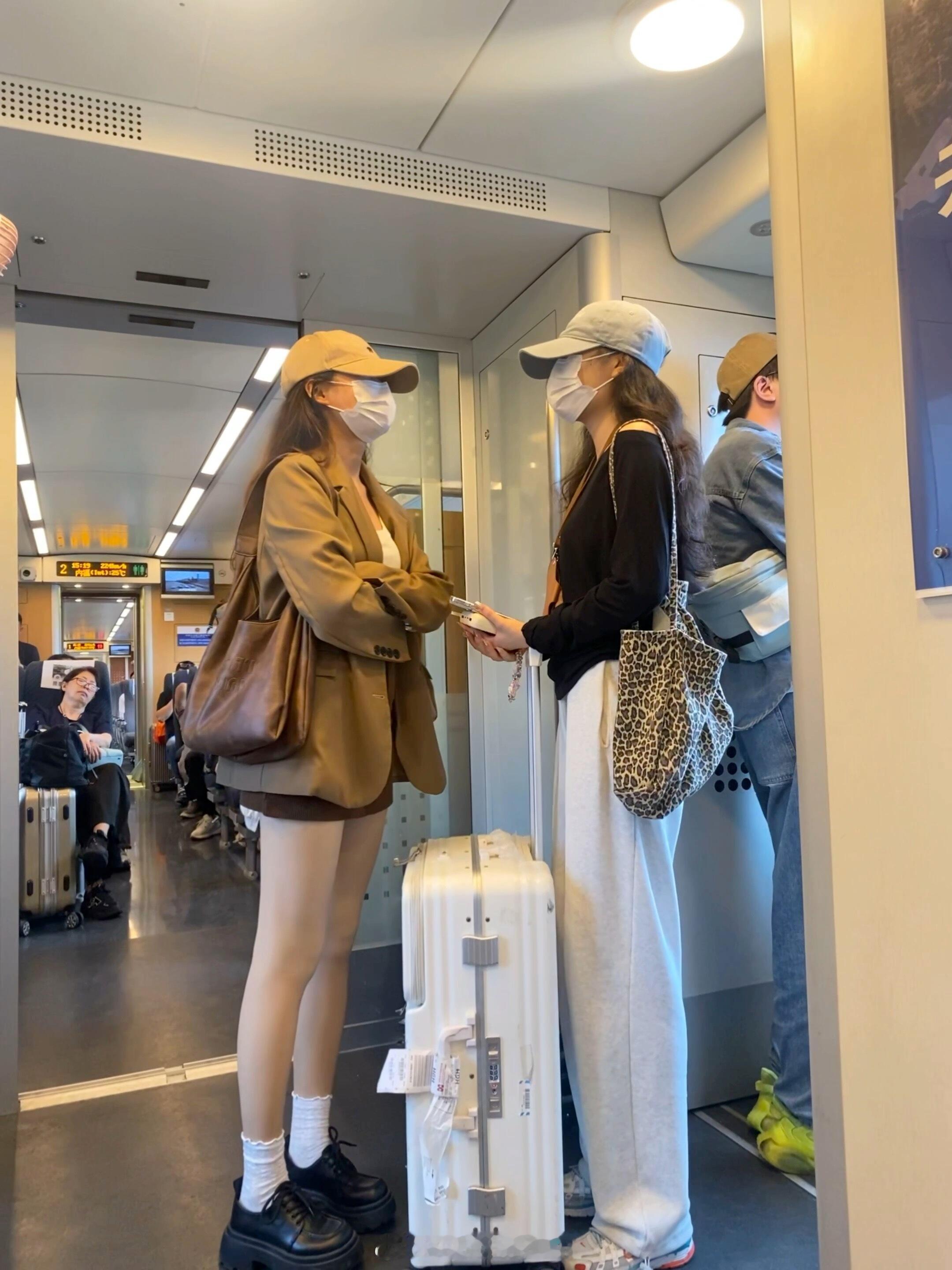 vocal！在高铁车厢里看到的！！在高铁站车厢接缝处一眼就看中了这个小姐姐的光腿