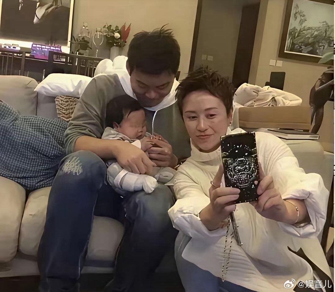 马丽的老公长的真年轻帅气，好像比马丽小许多。