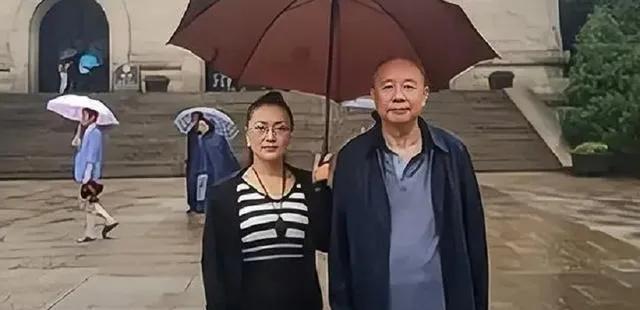 服刑18年的“中国首富”牟其中，8年前终于刑满释放，谁料在监狱门口迎接他的女人并