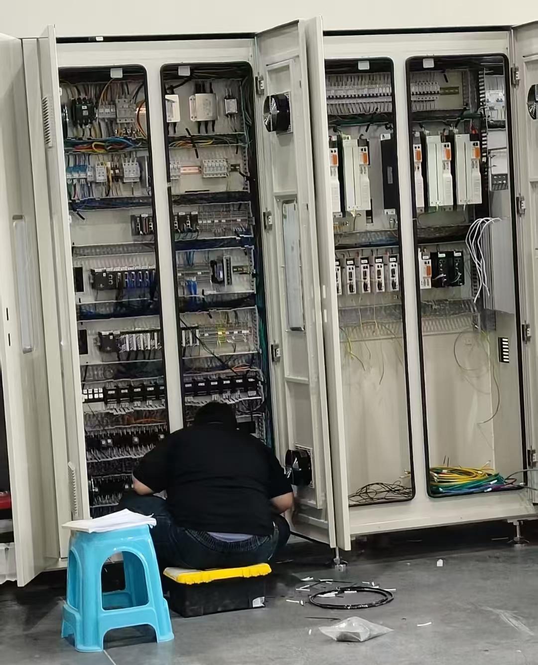 没人敢叼他，不管他做事慢了还是做事做错了，都没人敢叼他。因为他是老板的儿子，如果