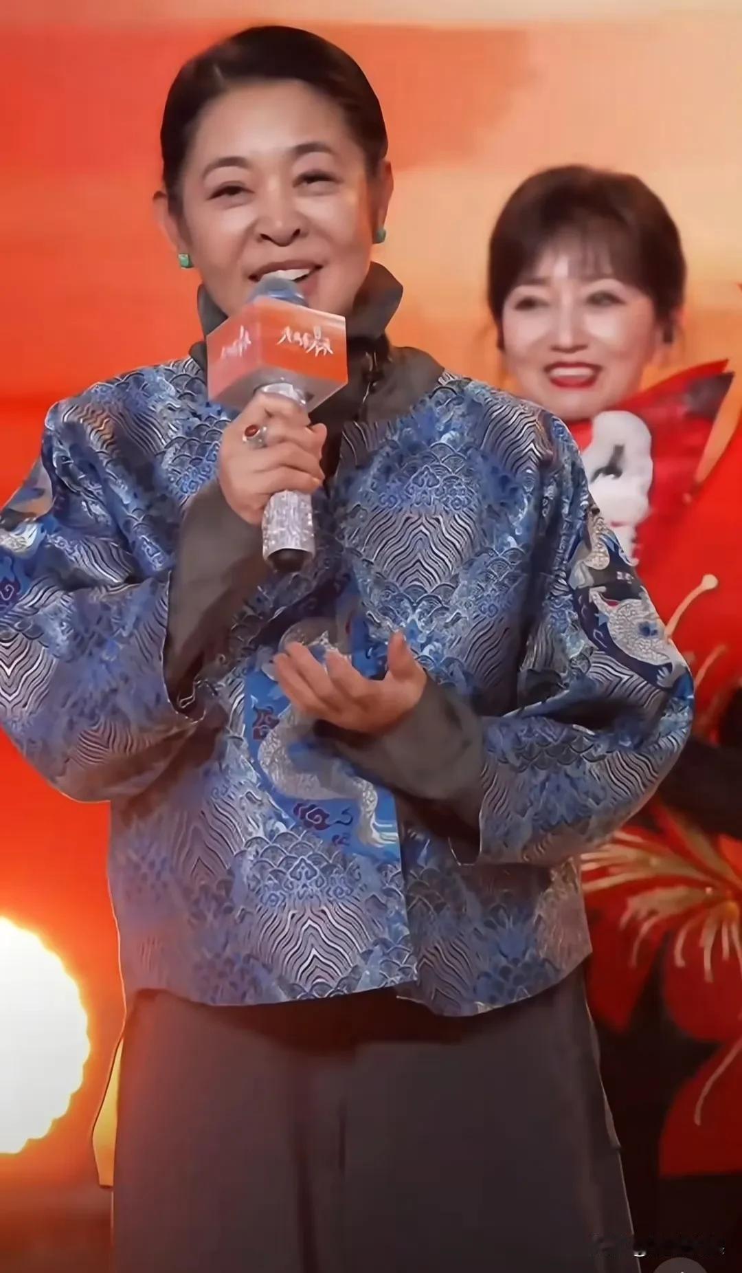 倪萍老师的颜值也回春了啊！她受邀参加某化妆品的主持活动，个子好高，身形也瘦了不