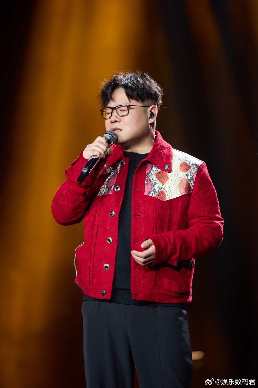 岳云鹏怎么走爱豆路线了谁还说岳云鹏只是相声演员？西安演唱会美式前刺头配红夹克，