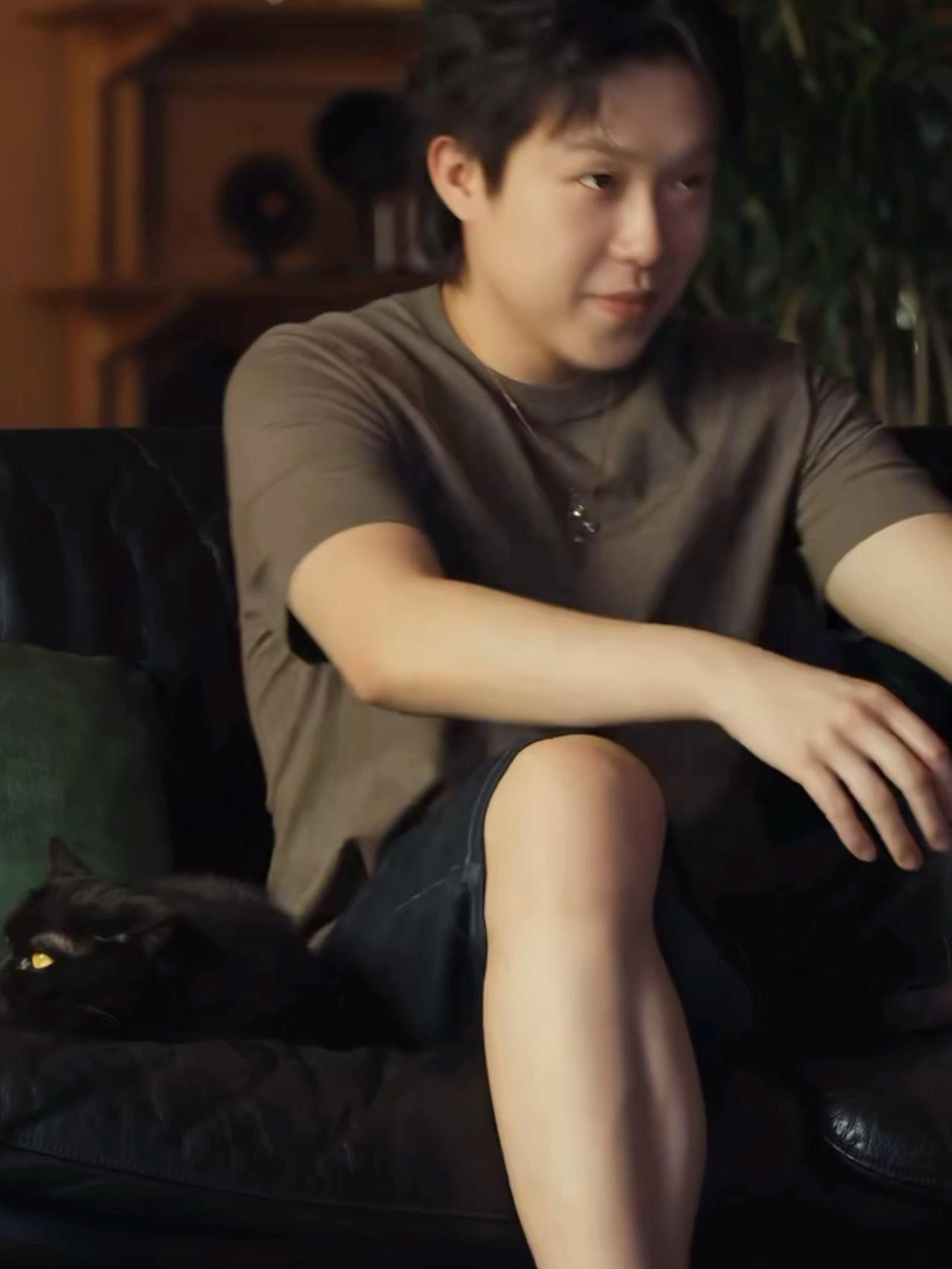王楚钦一坐，那么大的一个人，是不是要坐到猫猫了，一边畅谈，一边摸着猫猫，这是真的
