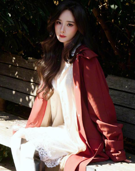 杨幂维密翅膀壁纸，白色蕾丝裙穿搭好身材写真，轻松拿捏优雅姿态