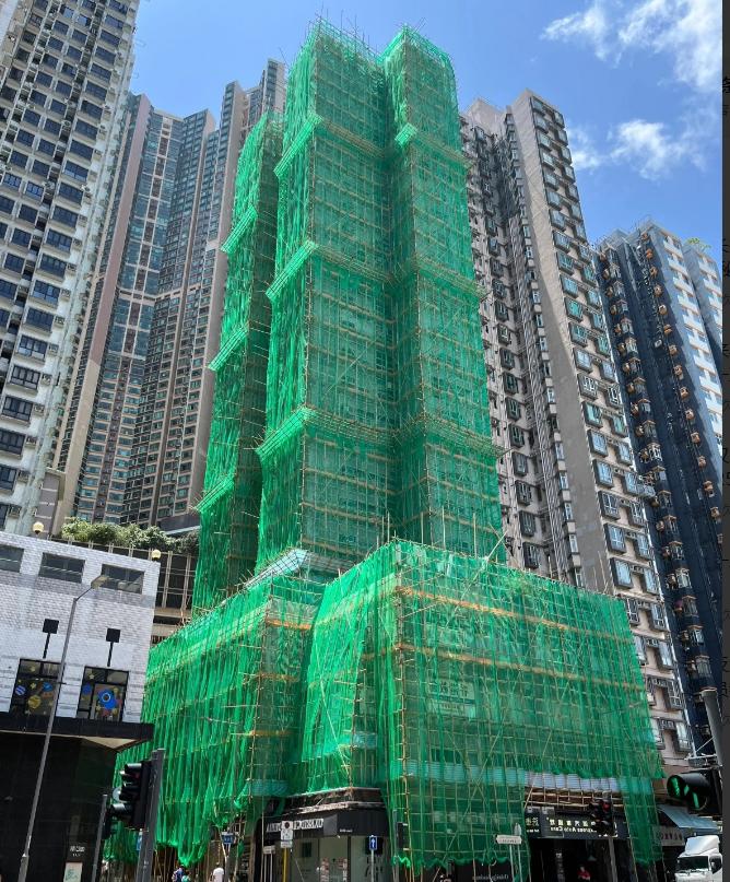 香港街头的竹棚，总与霓虹、高楼相映，却藏着触目惊心的安全隐患。作为发达经济体，为