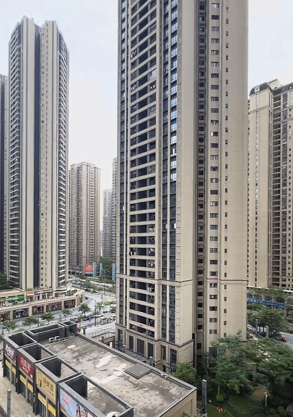 广州茘湾广钢新城，200多米高，63层到底什么人才敢住？我住过20楼都腿软，