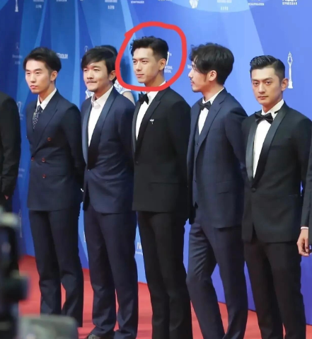 这么多男明星里，最帅气的还得是李现，他的五官立体，眼神深邃而有力，流露出成熟的自