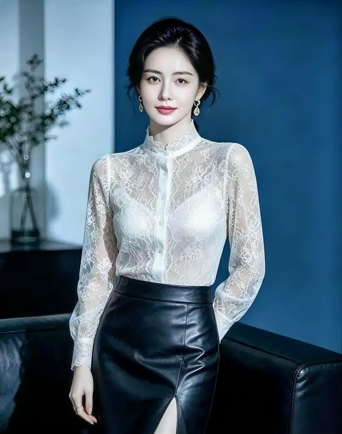 《蕾丝与夜的协奏》白蕾丝轻笼，立领透出柔美，黑皮裙利落，开衩步履生风。