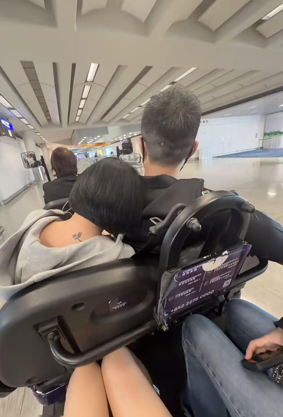 小S得纹身怎么选在这个地方啊，在自己脖子后方。她得纹身是为了纪念姐姐，纹得是