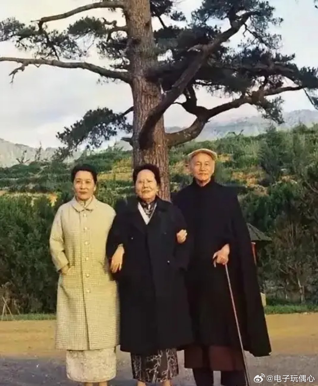 1969年宋霭龄80岁最后一次返台时，与宋美龄蒋介石的珍贵留影