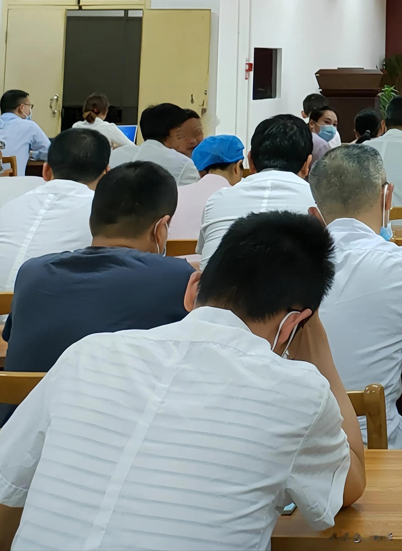 一起“医闹”事件，几乎整个医疗圈纷纷发声，呼吁严厉打击医闹行为，而摊上“医腐