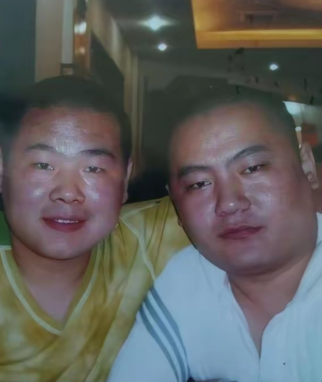 岳云鹏年入5000w后，就跟妻子郑敏商量给5个姐姐每人买套房，花了将近一千万，就