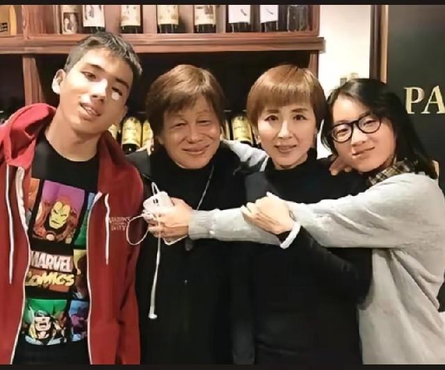 梁小龙两任婚姻、妻儿：1、黎爱莲，前妻，中英混血，歌手，2024年去世，197