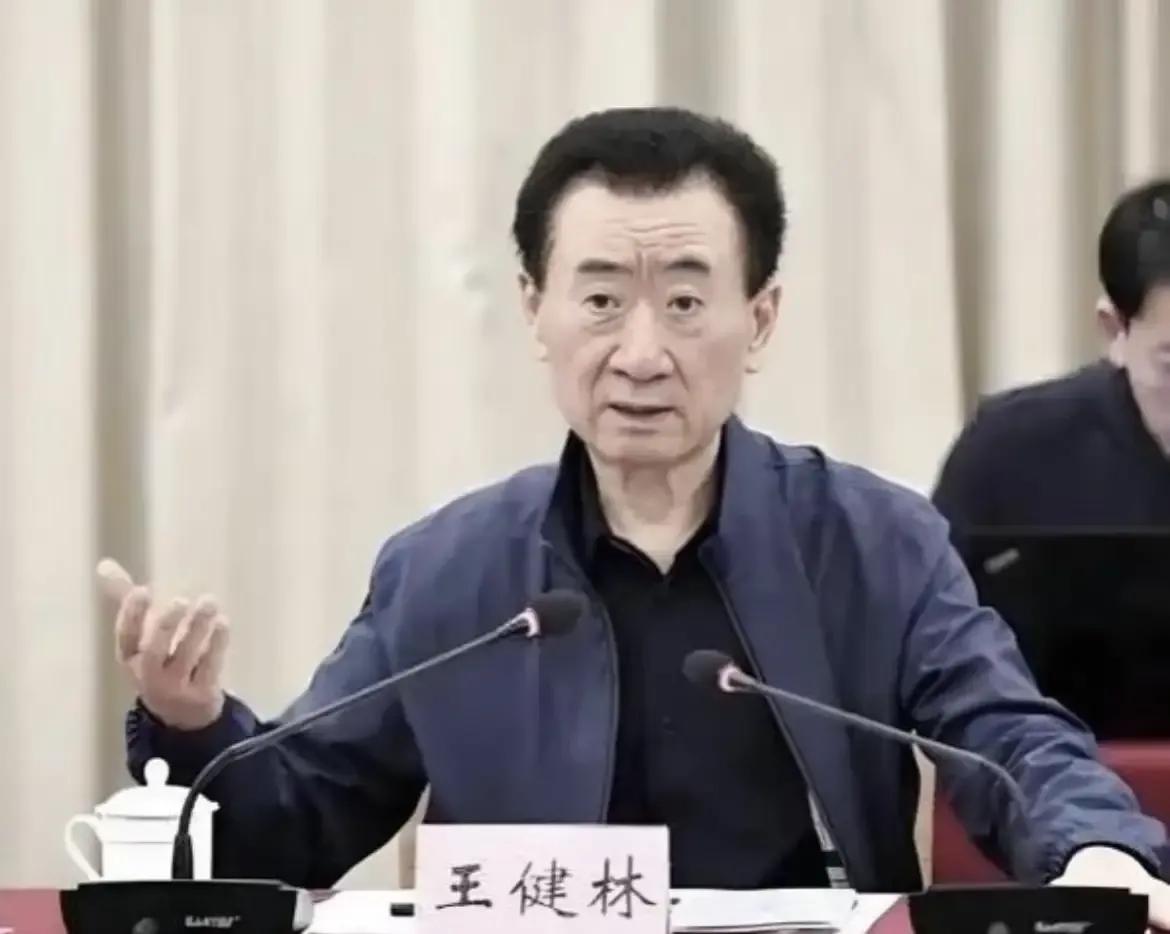 同样是做企业。王健林从胖到瘦，陶华碧从瘦到胖。一个房地产，一个实体经济。说到底，